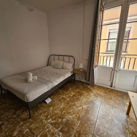 Penzion Youth - And Basic Drassanes 2*