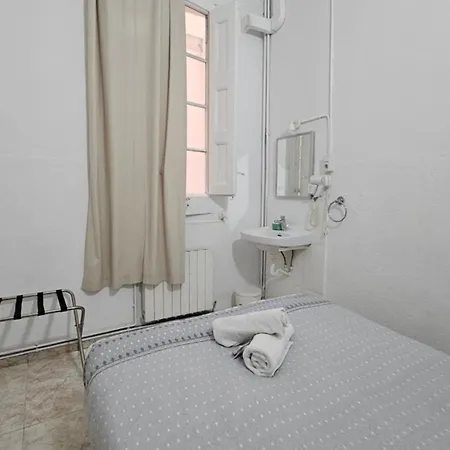 Youth - And Basic Drassanes Gæstehus